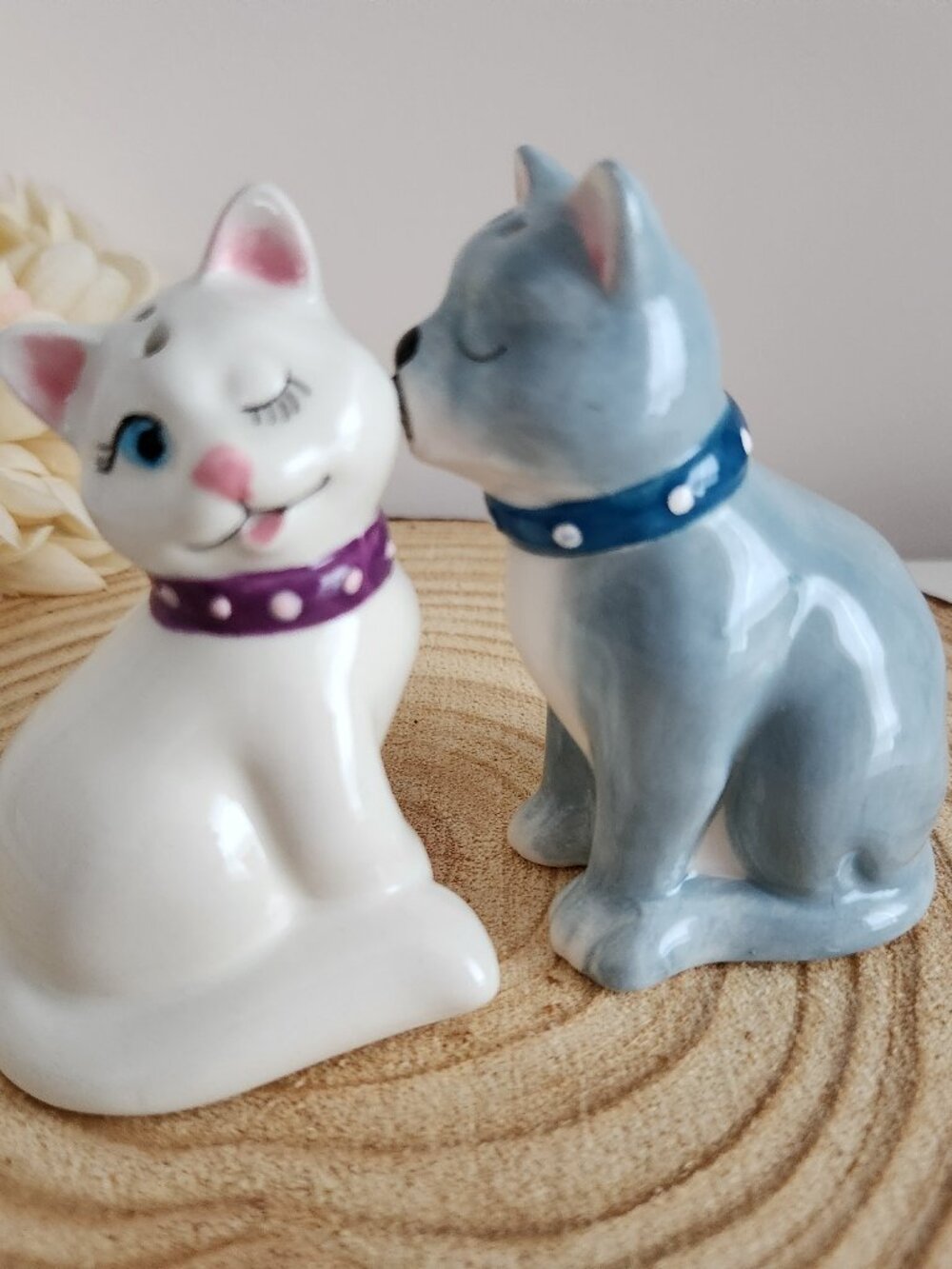 Westland Giftware Mwah Magnetic Kissing Cats Salt & Pepper Shakers Kitten